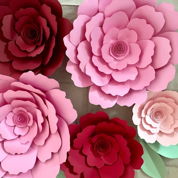 Giant paper flowers backdrop - Picture 3 of 3